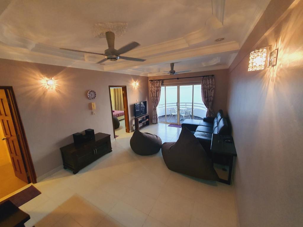 ein Wohnzimmer mit einem Deckenventilator und Luftblick in der Unterkunft The Arena's Lavender @ Tanjung Tuan in Port Dickson