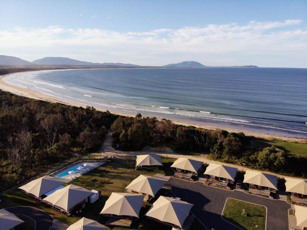 Luftblick auf ein Resort und den Strand in der Unterkunft Crowdy Bay Eco Resort in Harrington