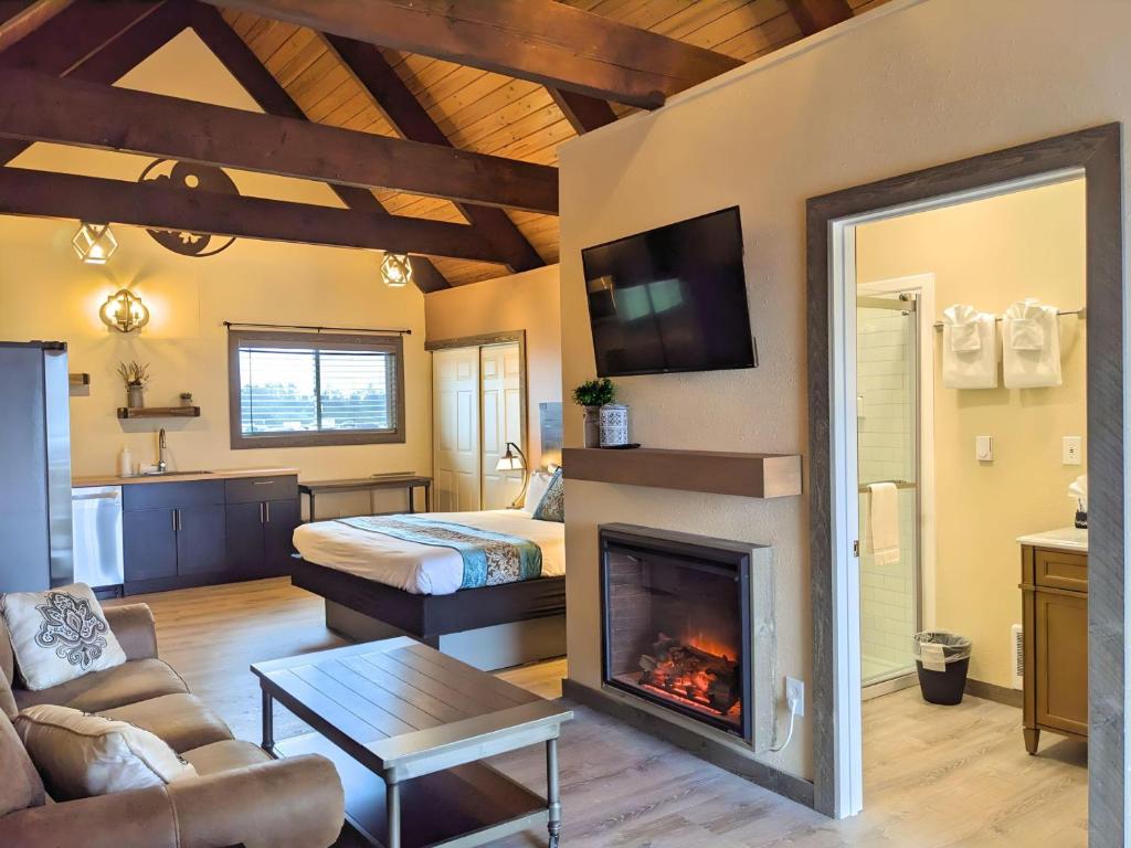 Wanderlust Inn - Deluxe King Room