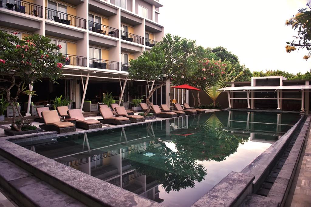 Bazén v ubytování The Kana Kuta Hotel nebo v jeho okolí