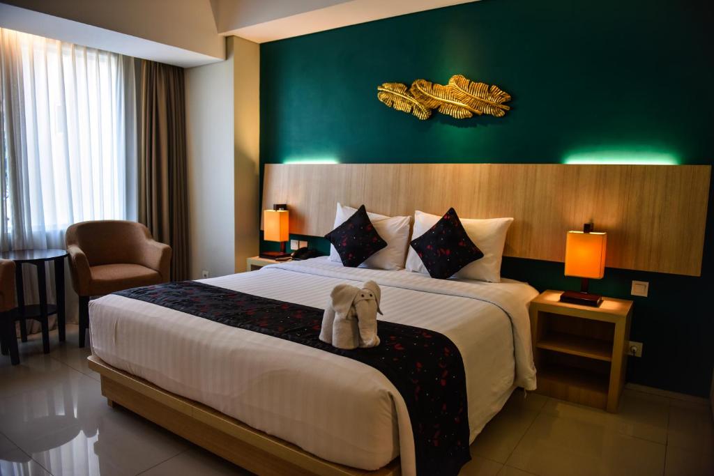 Postel nebo postele na pokoji v ubytování The Kana Kuta Hotel