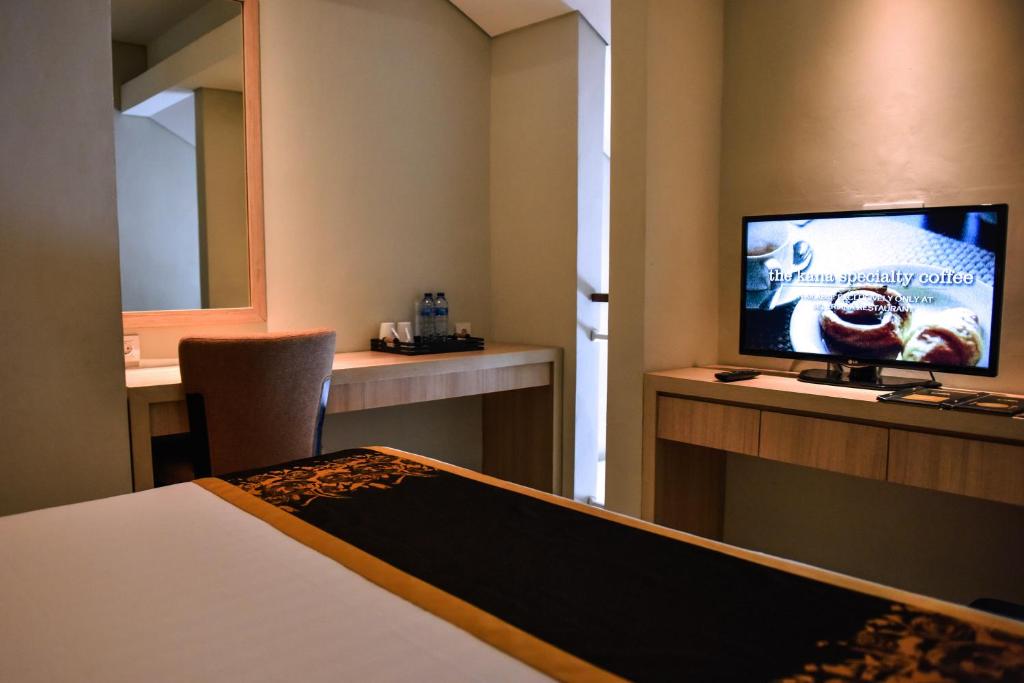 TV a/nebo společenská místnost v ubytování The Kana Kuta Hotel