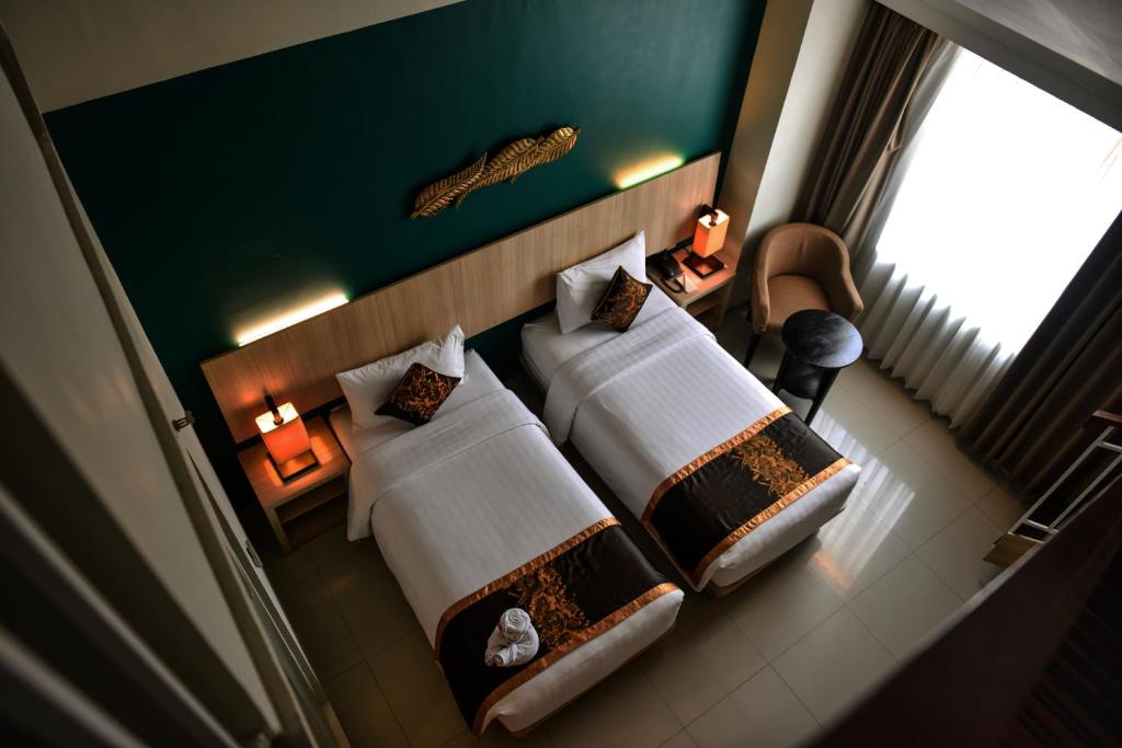 Postel nebo postele na pokoji v ubytování The Kana Kuta Hotel