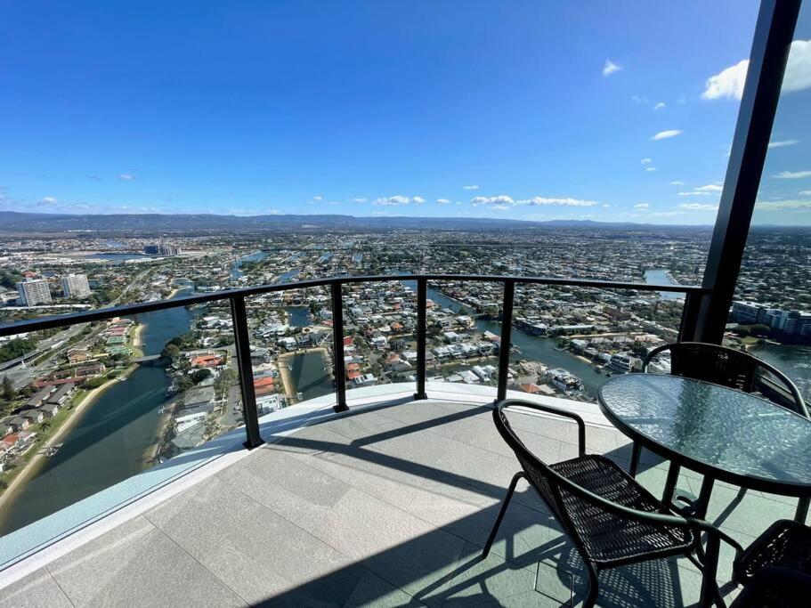 een balkon van een gebouw met een tafel en stoelen bij Broadbeach luxury Casino riverview skyline 2bedroom apt 48F in Gold Coast