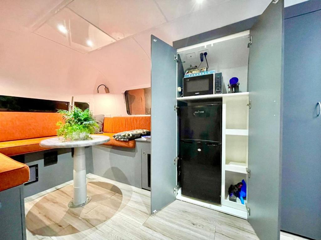 Kuchyň nebo kuchyňský kout v ubytování Frankie the Silver Bullet Airstream