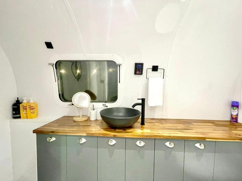 Kuchyň nebo kuchyňský kout v ubytování Frankie the Silver Bullet Airstream