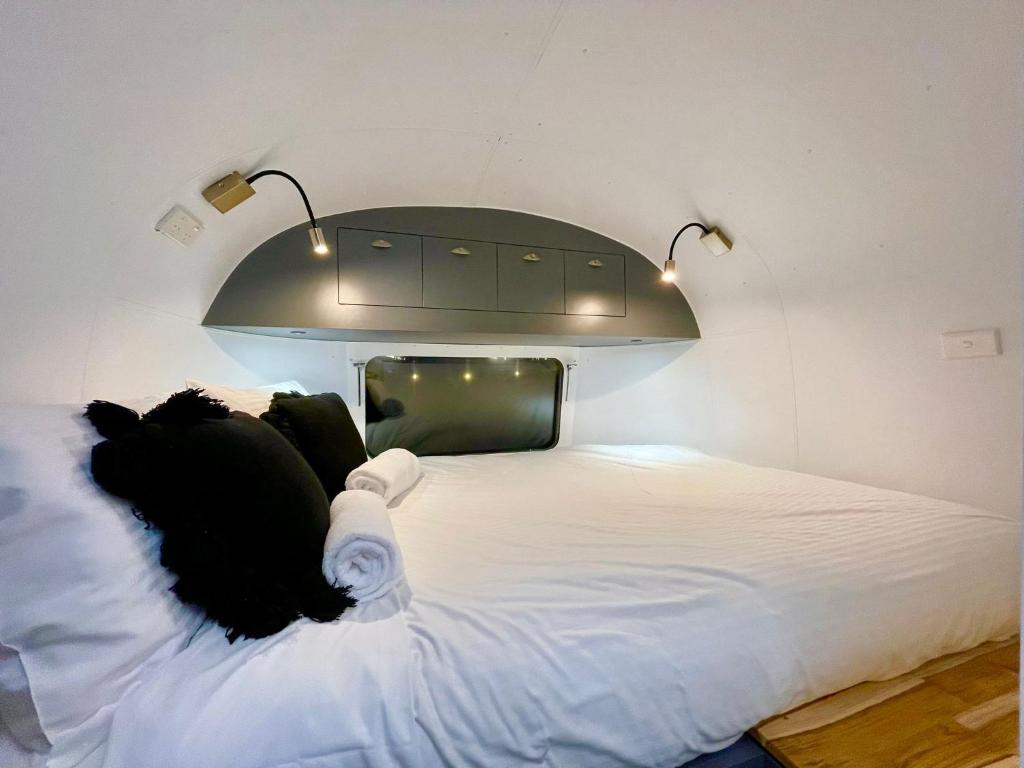 Postel nebo postele na pokoji v ubytování Frankie the Silver Bullet Airstream