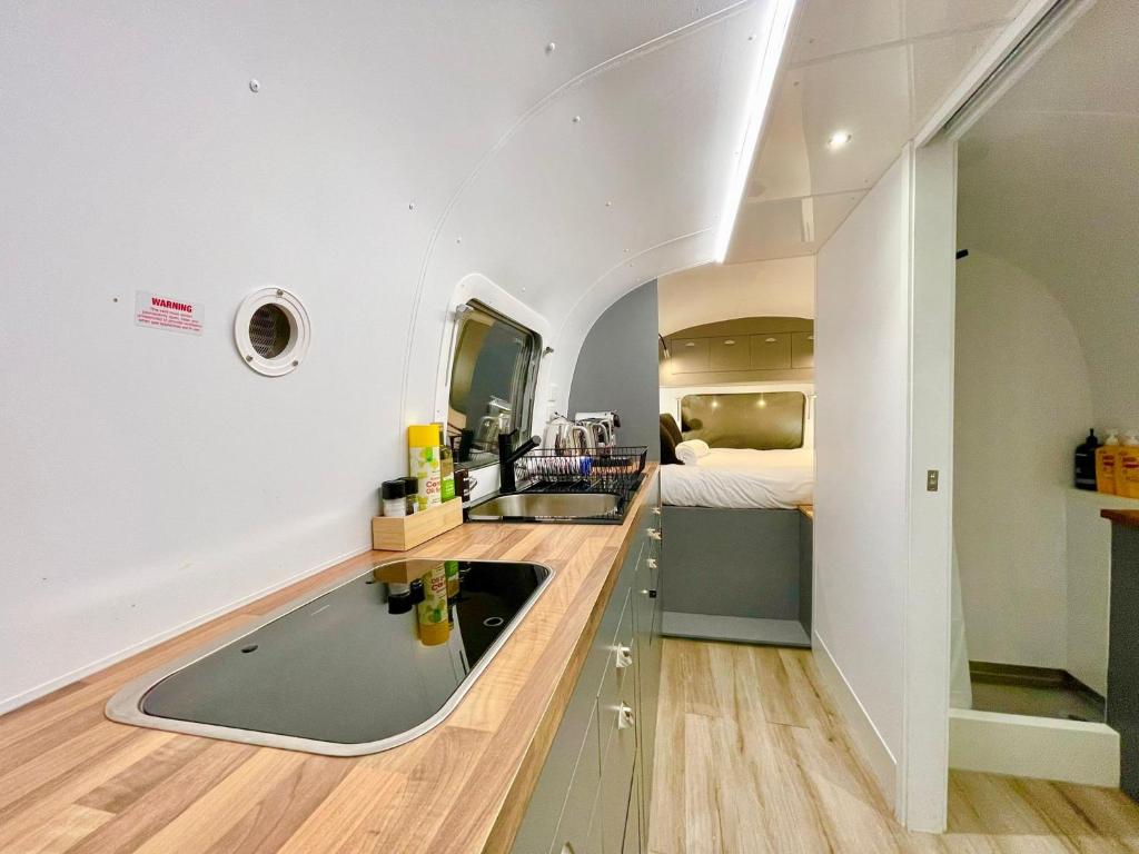 Kuchyň nebo kuchyňský kout v ubytování Frankie the Silver Bullet Airstream