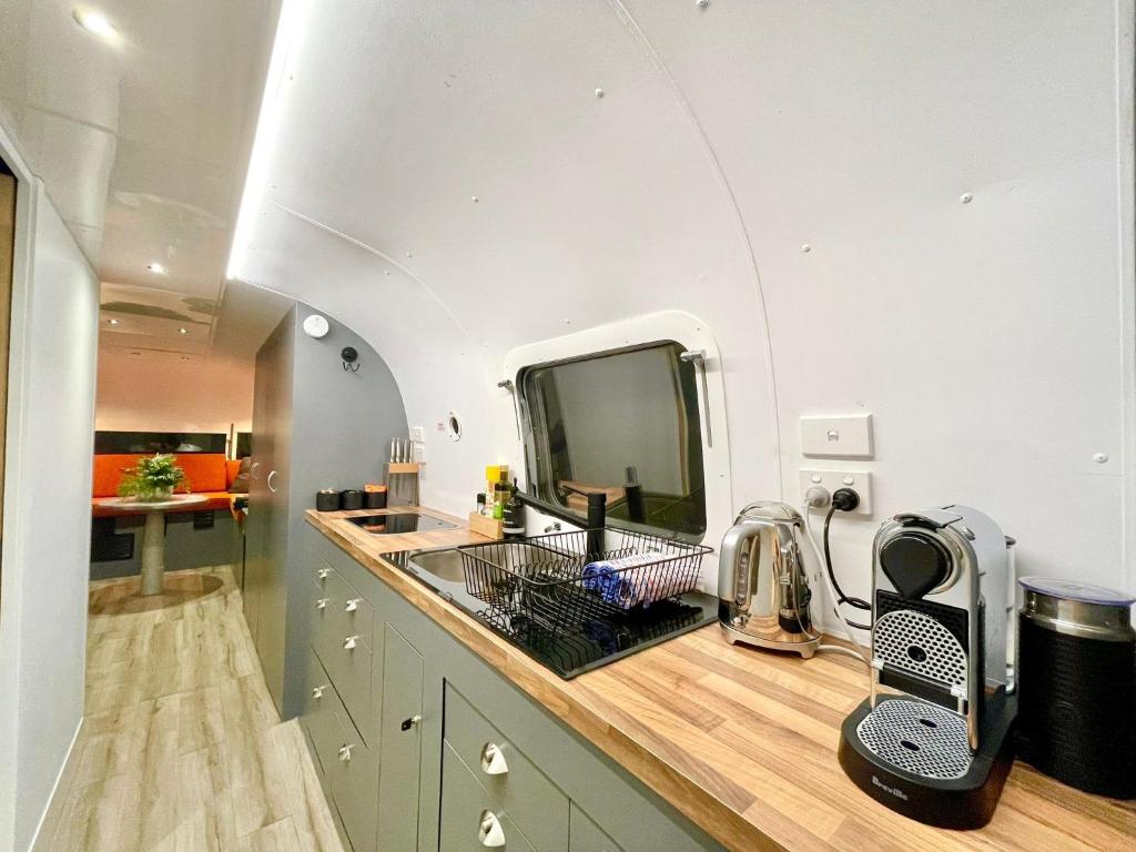 Kuchyň nebo kuchyňský kout v ubytování Frankie the Silver Bullet Airstream