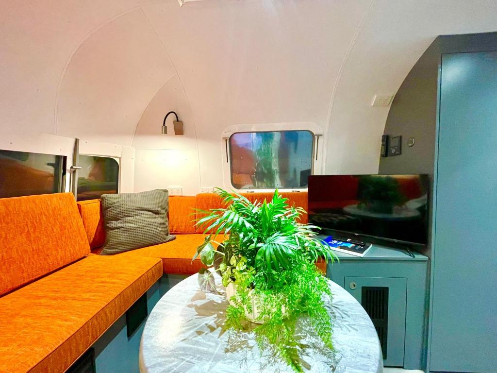 Posezení v ubytování Frankie the Silver Bullet Airstream