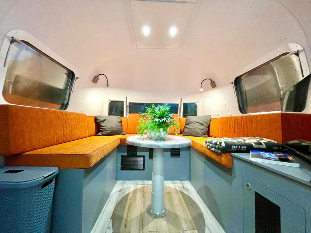 Kuchyň nebo kuchyňský kout v ubytování Frankie the Silver Bullet Airstream