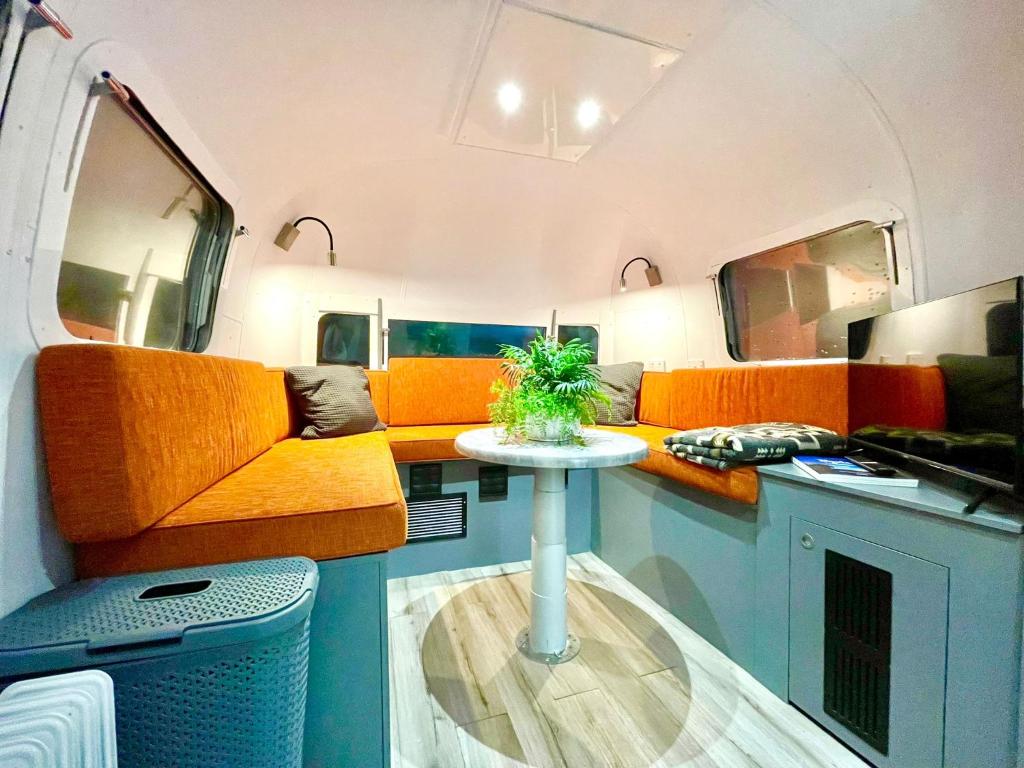 Kuchyň nebo kuchyňský kout v ubytování Frankie the Silver Bullet Airstream
