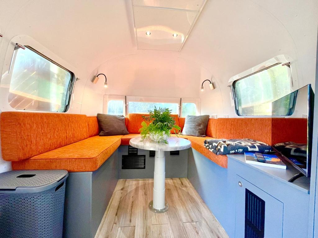 Posezení v ubytování Frankie the Silver Bullet Airstream