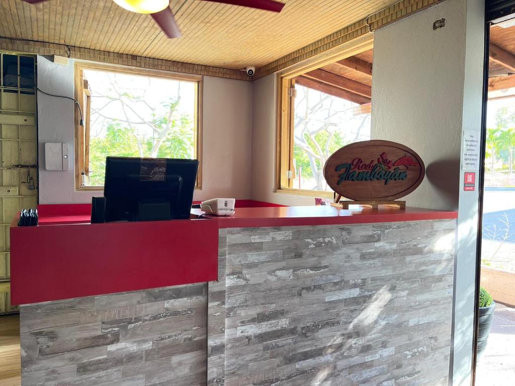 リンコンにあるRed Flamboyan Guesthouse and Restaurantのギャラリーの写真