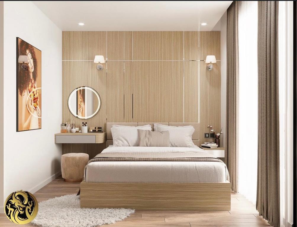 sypialnia z dużym łóżkiem i lustrem w obiekcie Golden Dragon Hotel w Duong Dong