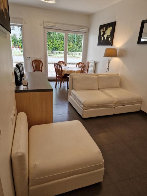 sala de estar con sofá y mesa en Entier beau 3pièces avec terrasse de 60m2 pour 7personnes en Châtenay-Malabry