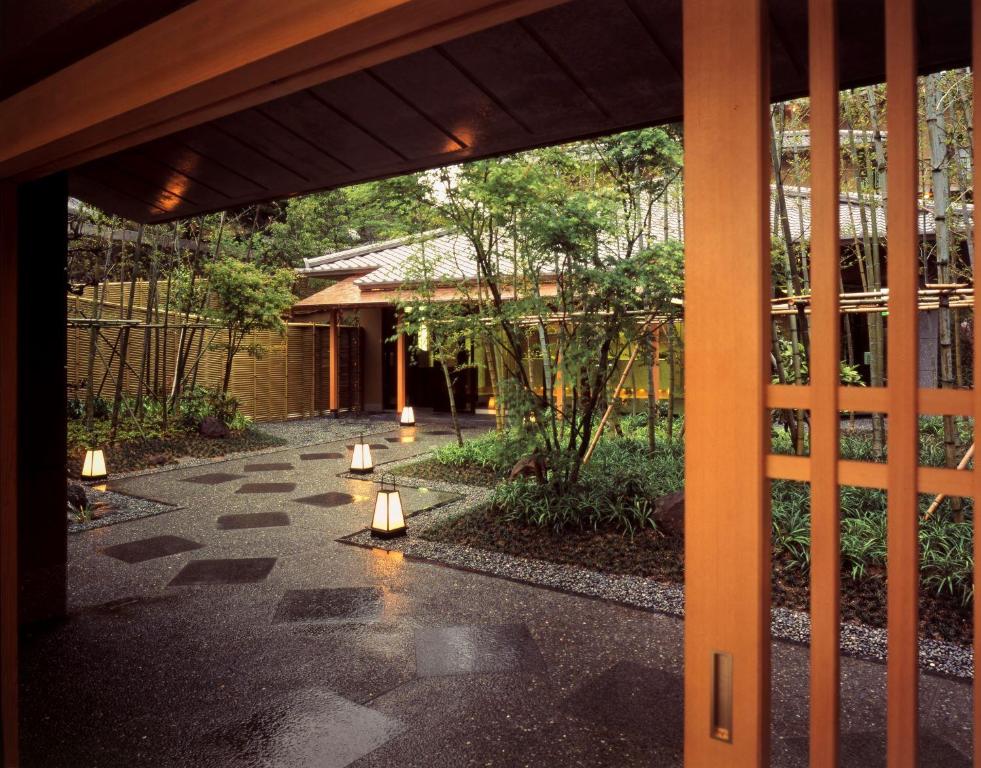 神戸市にある有馬温泉 欽山の建物前の灯り付き中庭