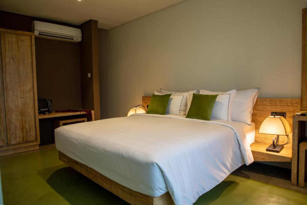 Postel nebo postele na pokoji v ubytování Lake Avenue Hotel Kandy