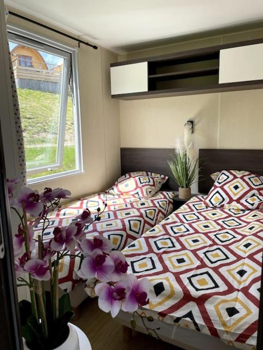 Posteľ alebo postele v izbe v ubytovaní Mobil-Home Baie Saint-Michel, Serre-Ponçon
