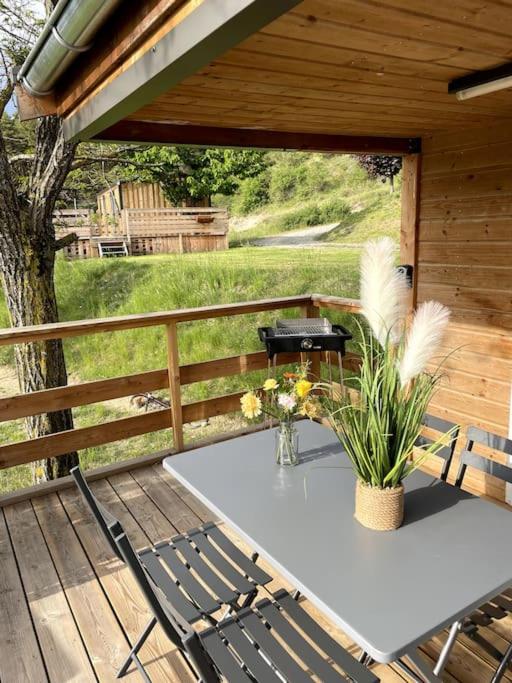 Balkón alebo terasa v ubytovaní Mobil-Home Baie Saint-Michel, Serre-Ponçon