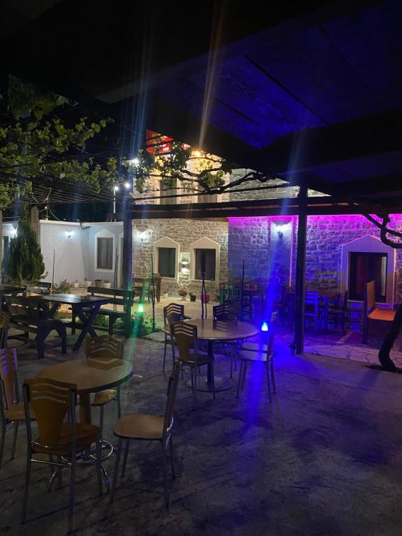 Restaurace v ubytování Kulla e Vjeter (Bar Restaurant, Guesthouse, Parking and Camping)