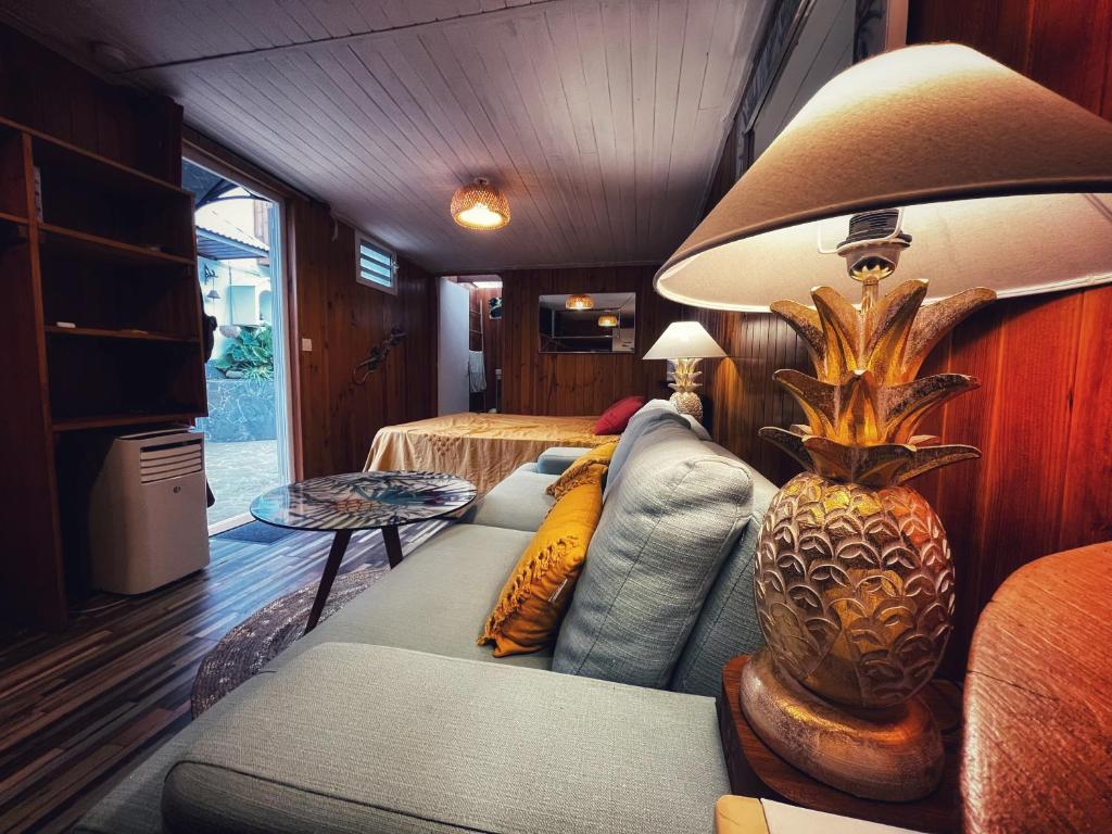sala de estar con sofá y lámpara en Villa Grande l'Anse, en Petite Île