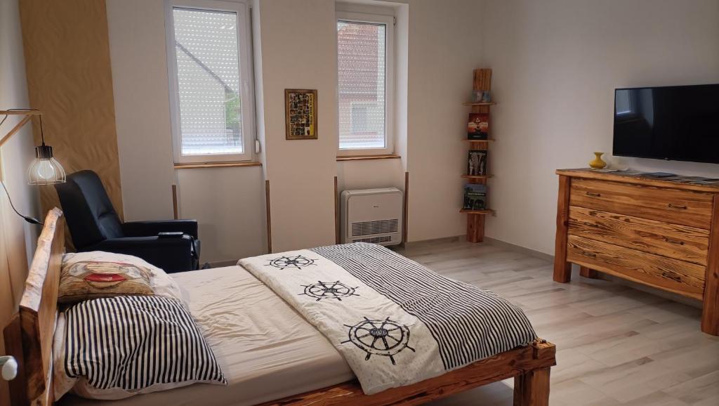 Televízia a/alebo spoločenská miestnosť v ubytovaní Zimmerferi Apartman Keszthely