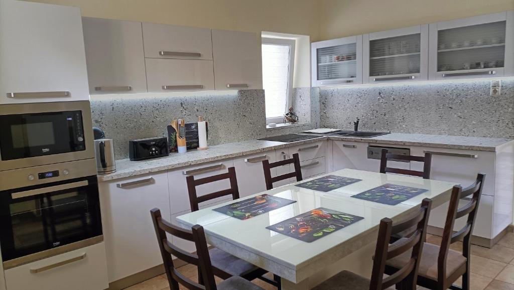 Kuchyňa alebo kuchynka v ubytovaní Zimmerferi Apartman Keszthely