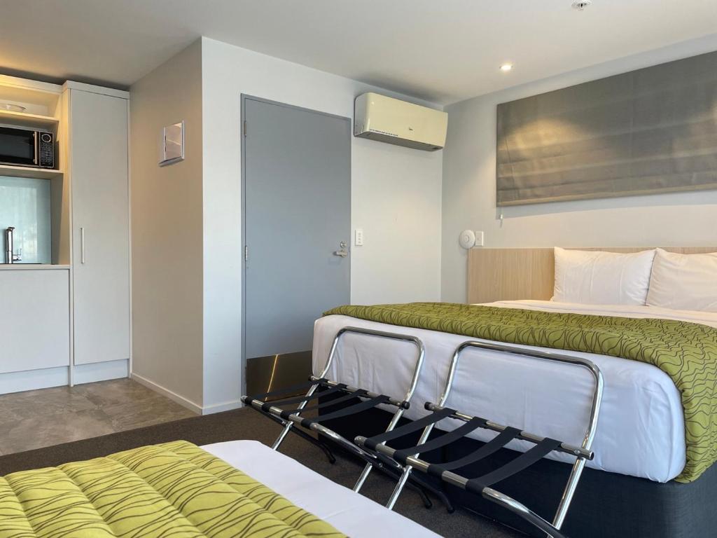 2 on Whiteleigh and 239 on Lincoln Motel - Resim 9