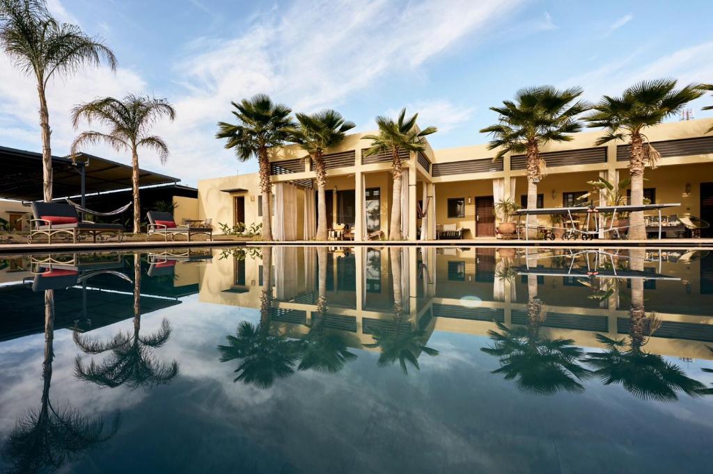 een resort met palmbomen en een zwembad bij Dar Meha in Marrakesh