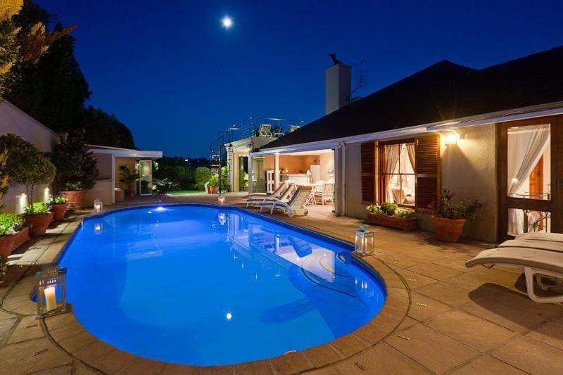 Upmarket Tuscan Villa sleeps 12 With Heated pool & Jacuzzi, Cape Town