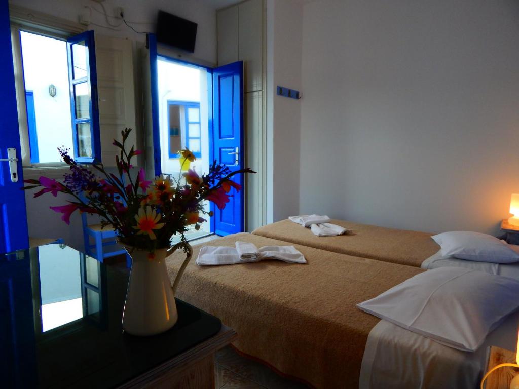 Łóżko lub łóżka w pokoju w obiekcie Evgenia Rooms and Apartments