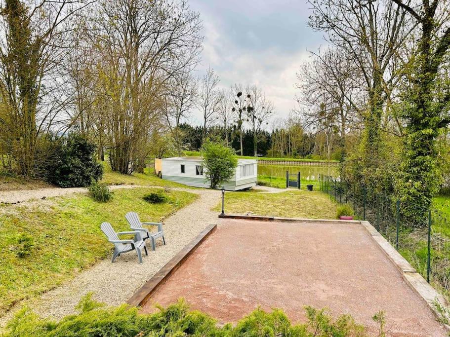 a backyard with two chairs and a fence at La Louée du canal 