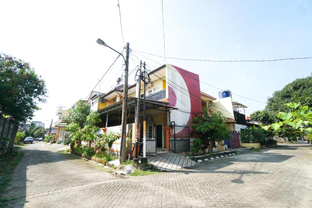 a building on the side of a street at Mahkota Sivali near Soekarno Hatta Airport Mitra RedDoorz in Tangerang