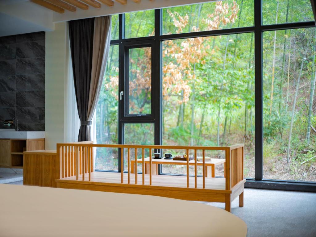 Postel nebo postele na pokoji v ubytování Serenity Valley - Zhangjiajie National Forest Park