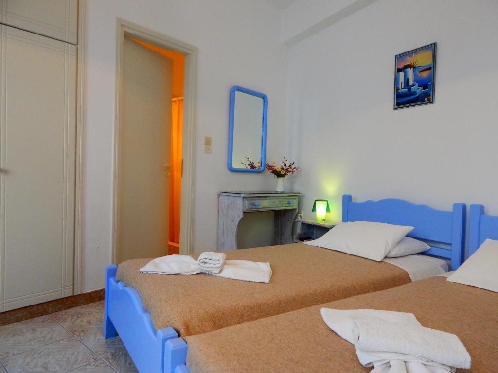 Łóżko lub łóżka w pokoju w obiekcie Evgenia Rooms and Apartments