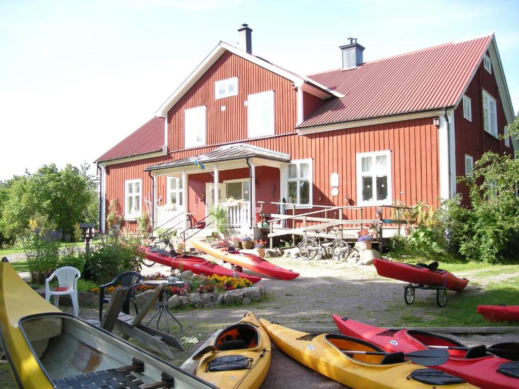 eine Gruppe Kajaks, die vor einem Haus geparkt sind in der Unterkunft Björkfors Kajak & Hostel in Björkfors