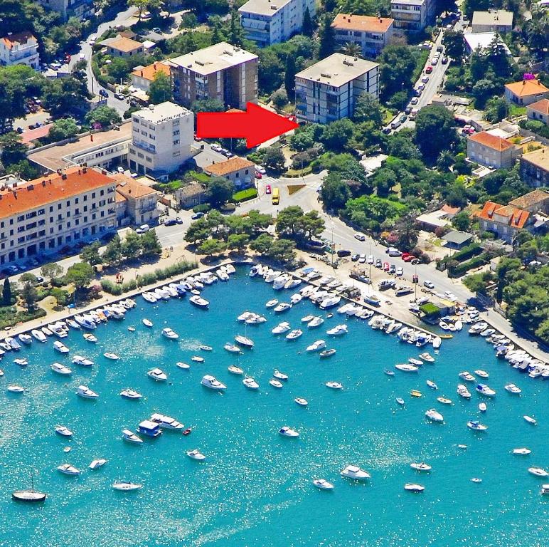 uma vista aérea de um porto com barcos na água em Batala1-City marina apartment with secured private parking em Dubrovnik