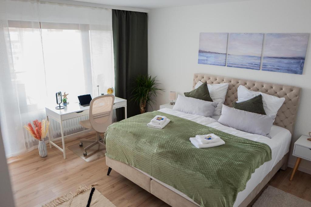 ein Schlafzimmer mit einem Bett mit zwei Handtüchern darauf in der Unterkunft Südstrand, Zentral, Balkon, Wifi, Fahrstuhl, Parken in Wilhelmshaven