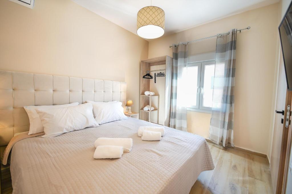 - une chambre avec un lit et 2 serviettes dans l'établissement Christiana's Cottage, à Sidari