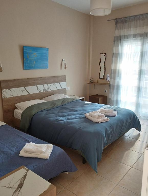 A bed or beds in a room at La MER Rooms Peraia