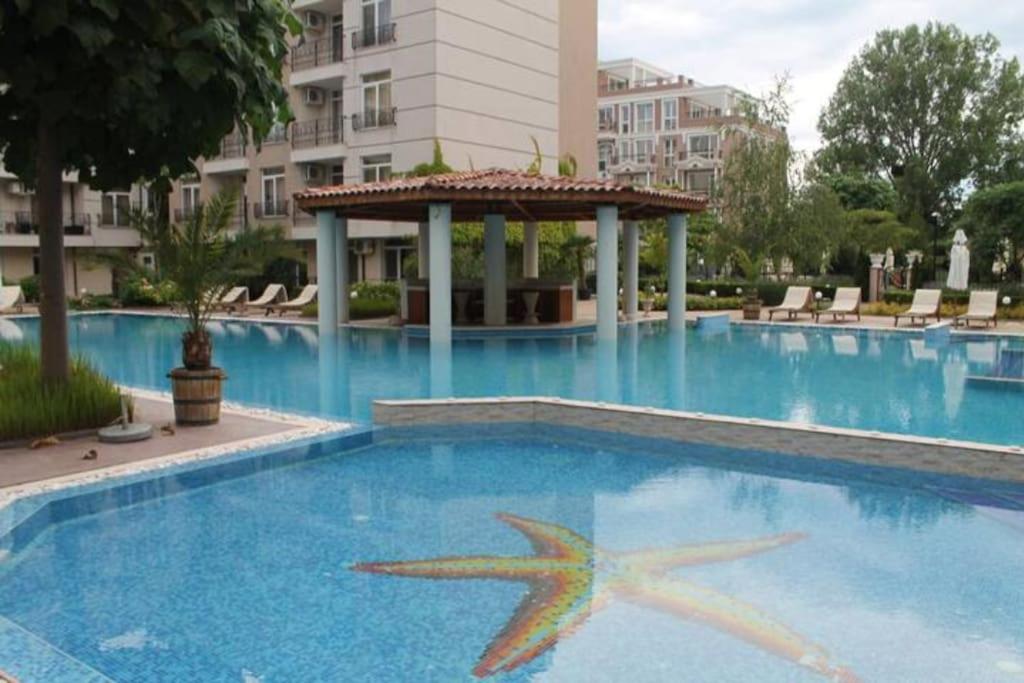 Bazén v ubytování Spacious, 1 Bed Apt, Dawn Park nebo v jeho okolí