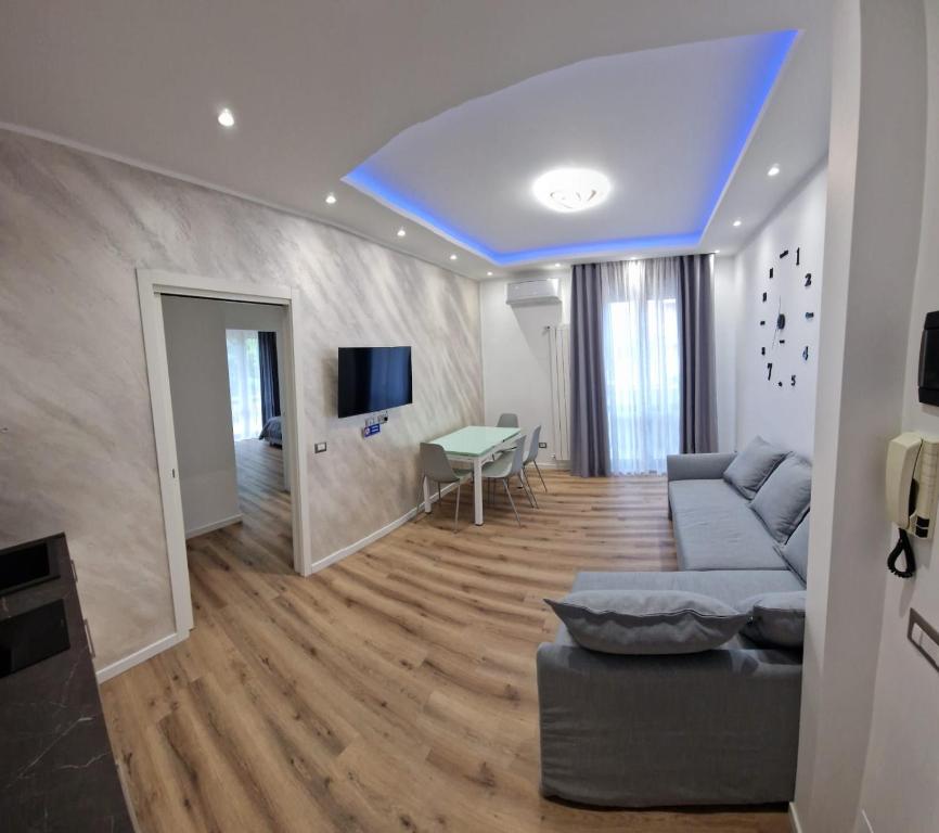 ein Wohnzimmer mit einem Sofa und einem Tisch in der Unterkunft Residence Laura in Cesano Boscone