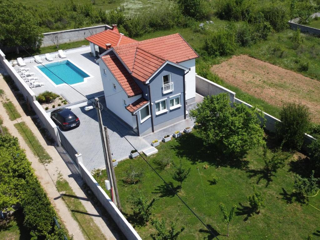 eine Luftansicht eines Hauses mit Pool in der Unterkunft Vila Perla in Mostar