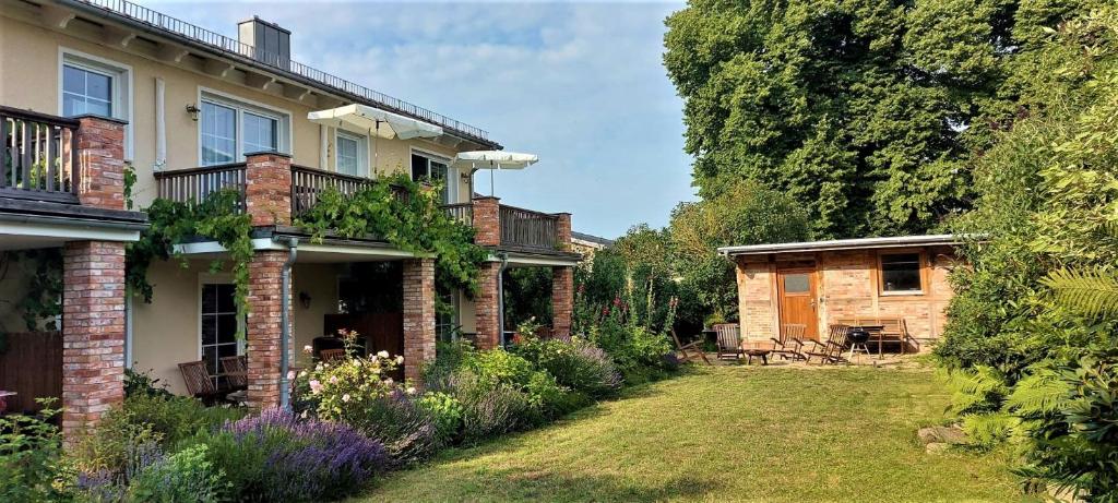 una casa con patio y una casa con jardín en Landhaus Krummin en Krummin