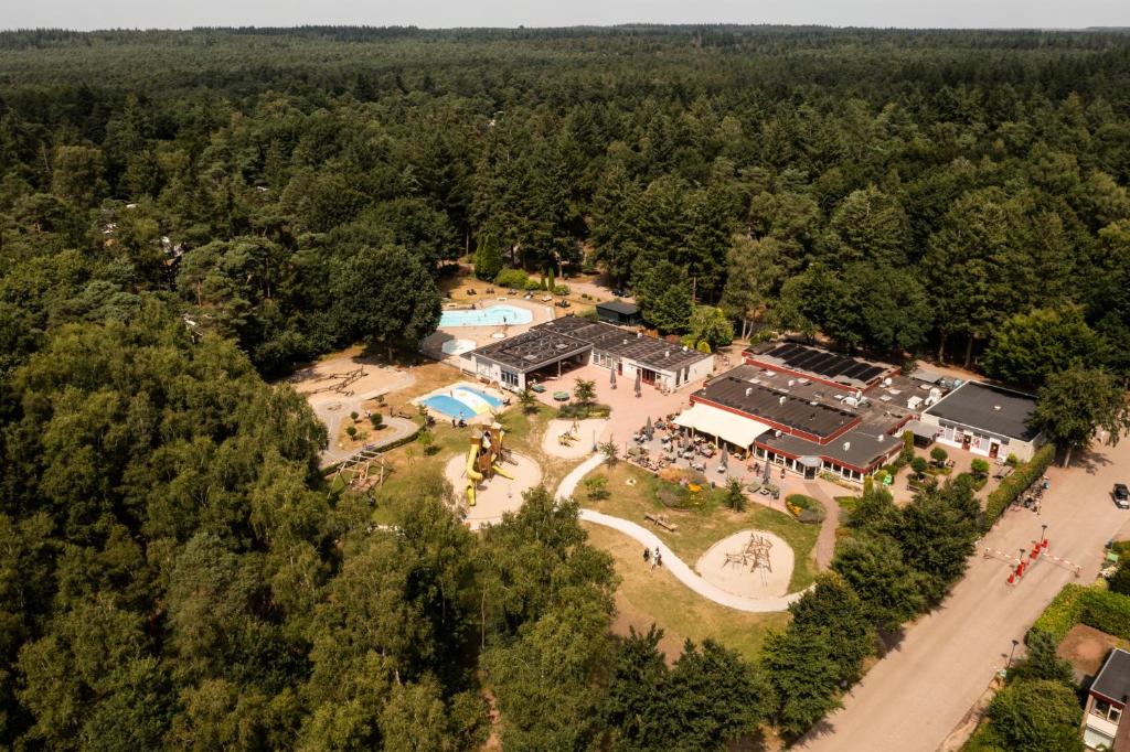 een luchtzicht op een huis in het bos bij RCN de Jagerstee in Epe