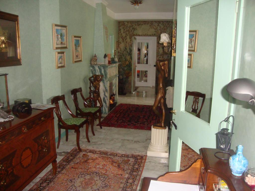 A seating area at B&B Cavaliere Milano