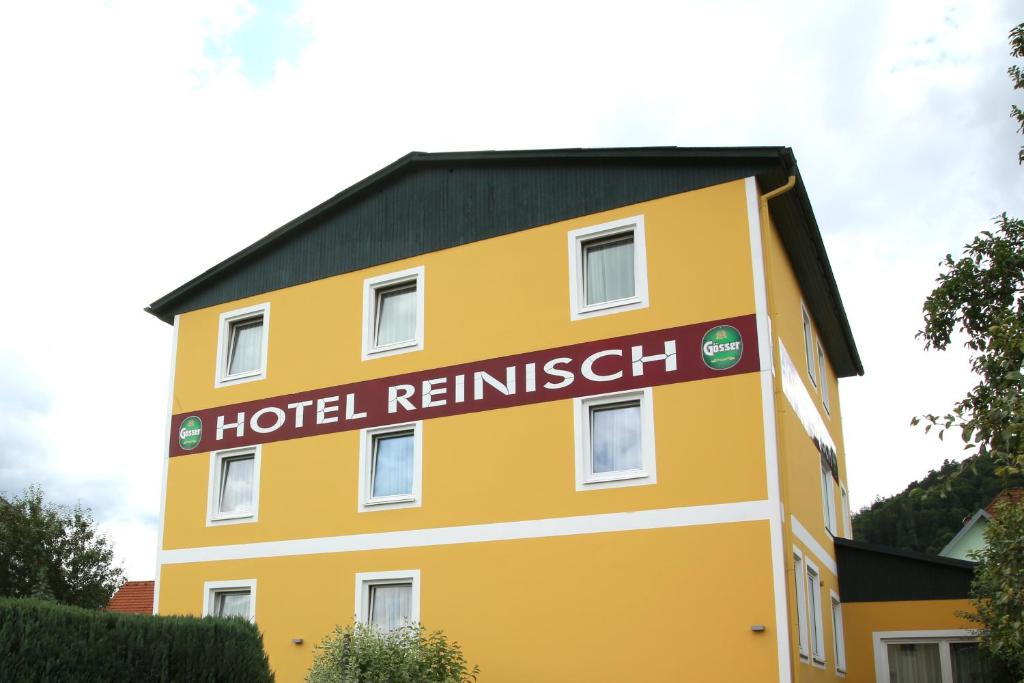 ケーフラッハにあるHotel Reinischの黒屋根の黄色いホテル