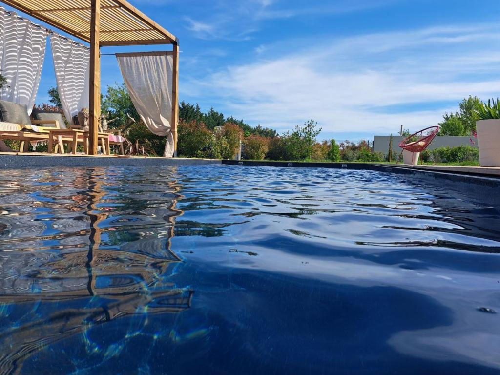 - une piscine d'eau bleue et un kiosque dans l'établissement DUPLEX LASTAYE, à Avignon