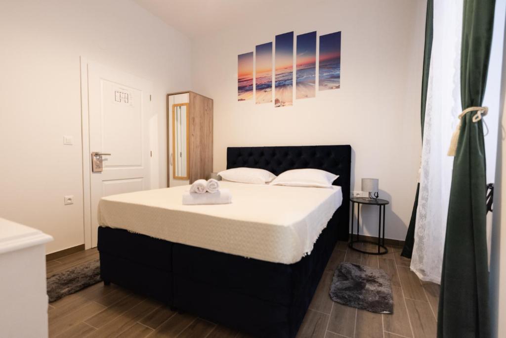 ドゥブロヴニクにあるThrone of Dubrovnik Room 2の白いシーツが敷かれた大きなベッドのある寝室